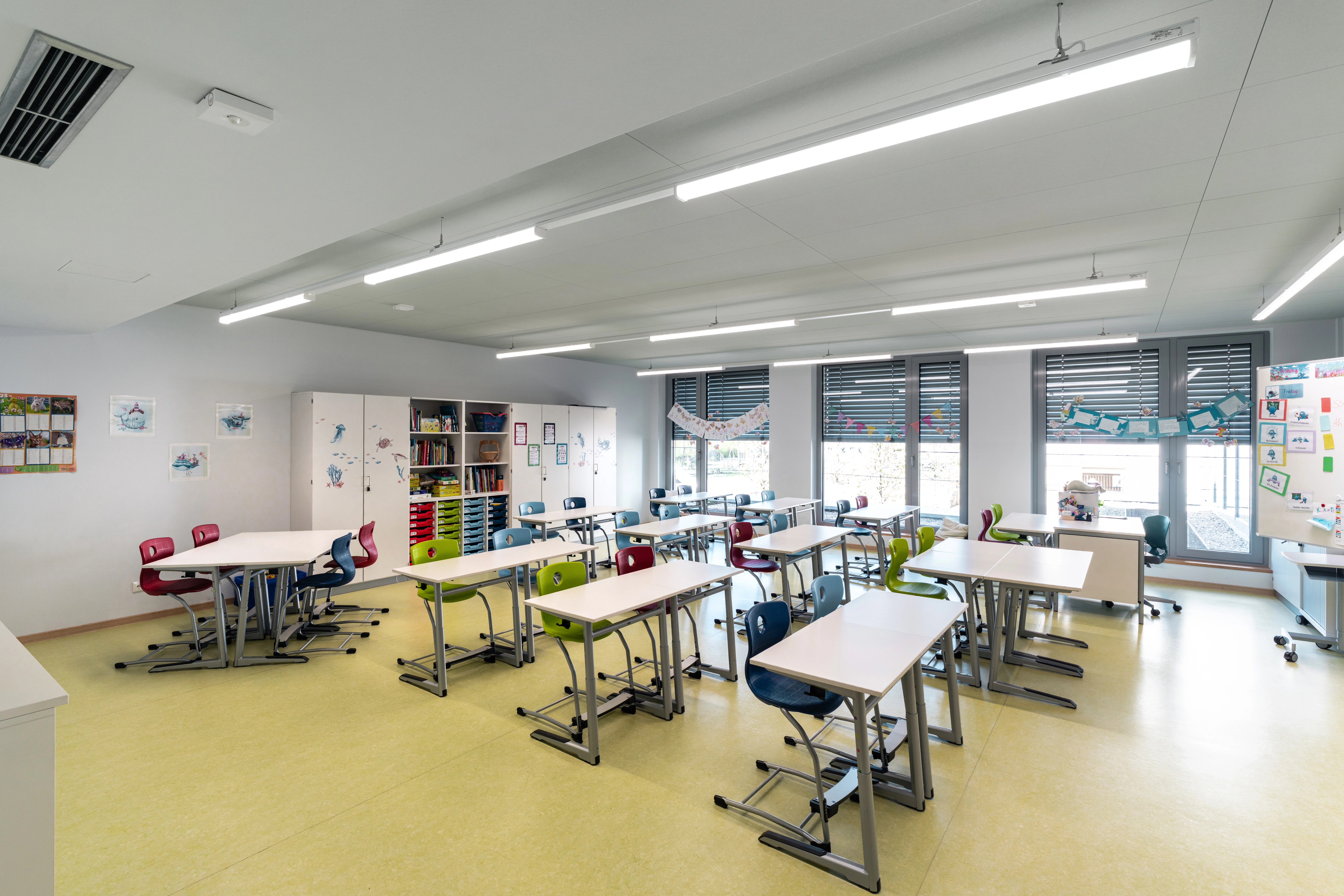 Helle Klassenräume dank niedriger Fensterbrüstung