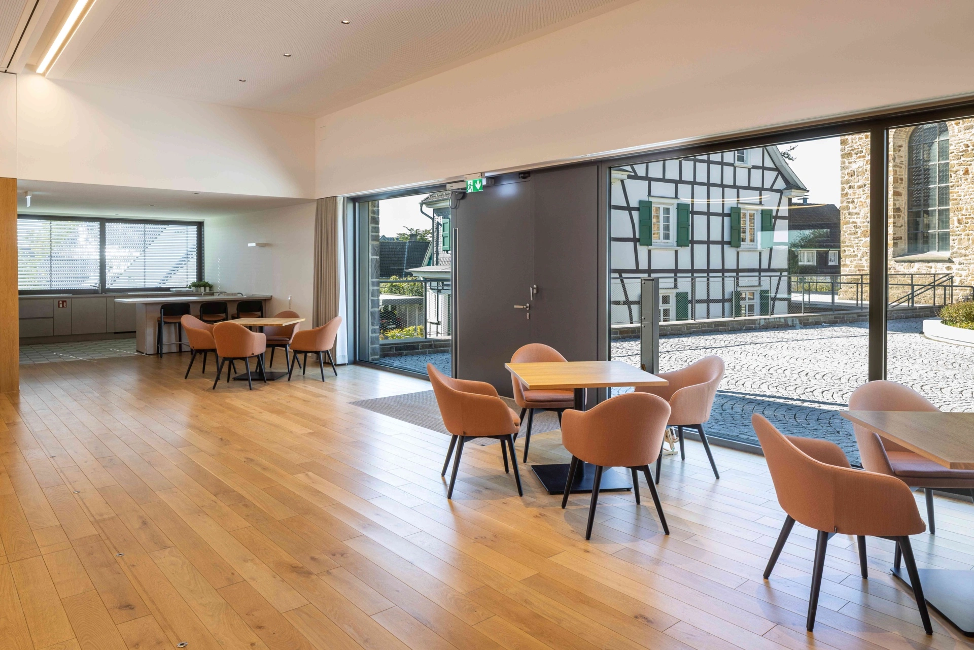 Im modernen Gemeindezentrum gibt es Platz für Jung und Alt.