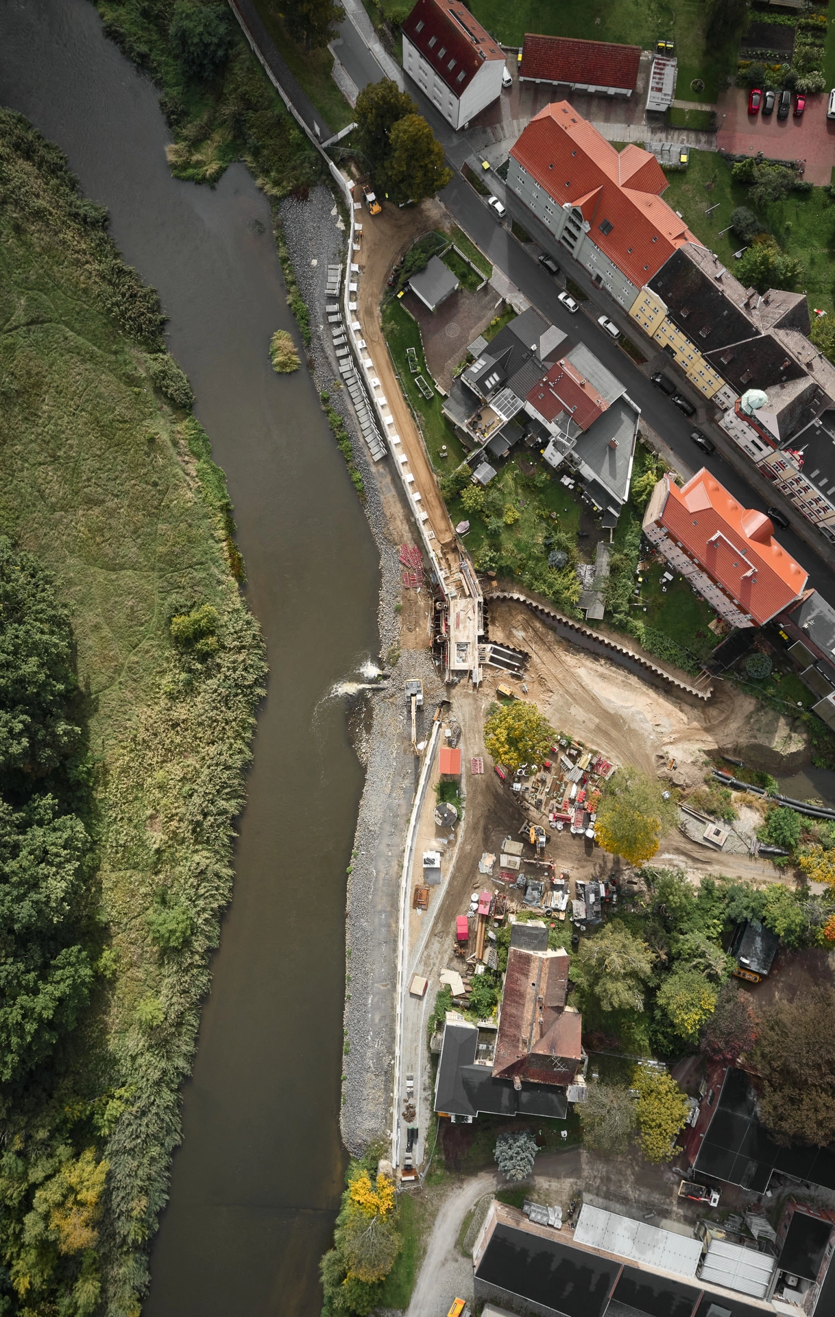 Von rechts kommt die Egelneiße, an deren Mündung eine Fischaufstiegsanlage und ein Auslaufbauwerk entstanden