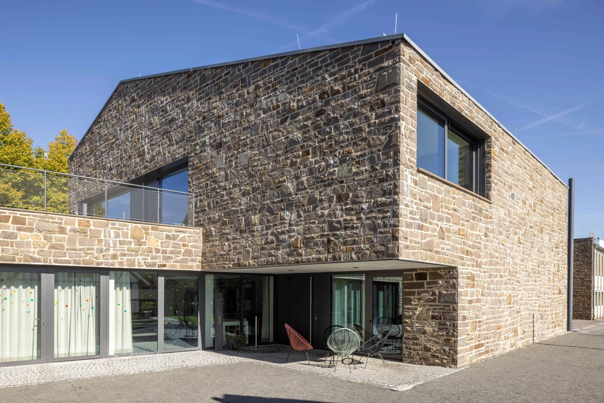 Vom Platz aus kaum zu sehen ist das Untergeschoss mit Jugend- und Sozialbereich.