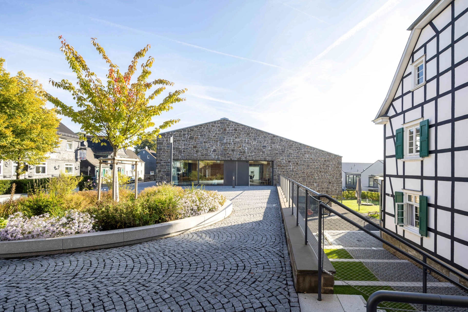 Blick über den neu gestalteten Platz auf den Neubau des Gemeindehauses