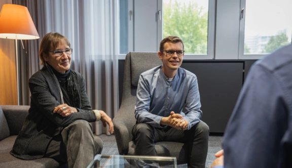 Dr. Kerstin Hartsch und Mischa Sethi im Interview mit Dominik Schilling