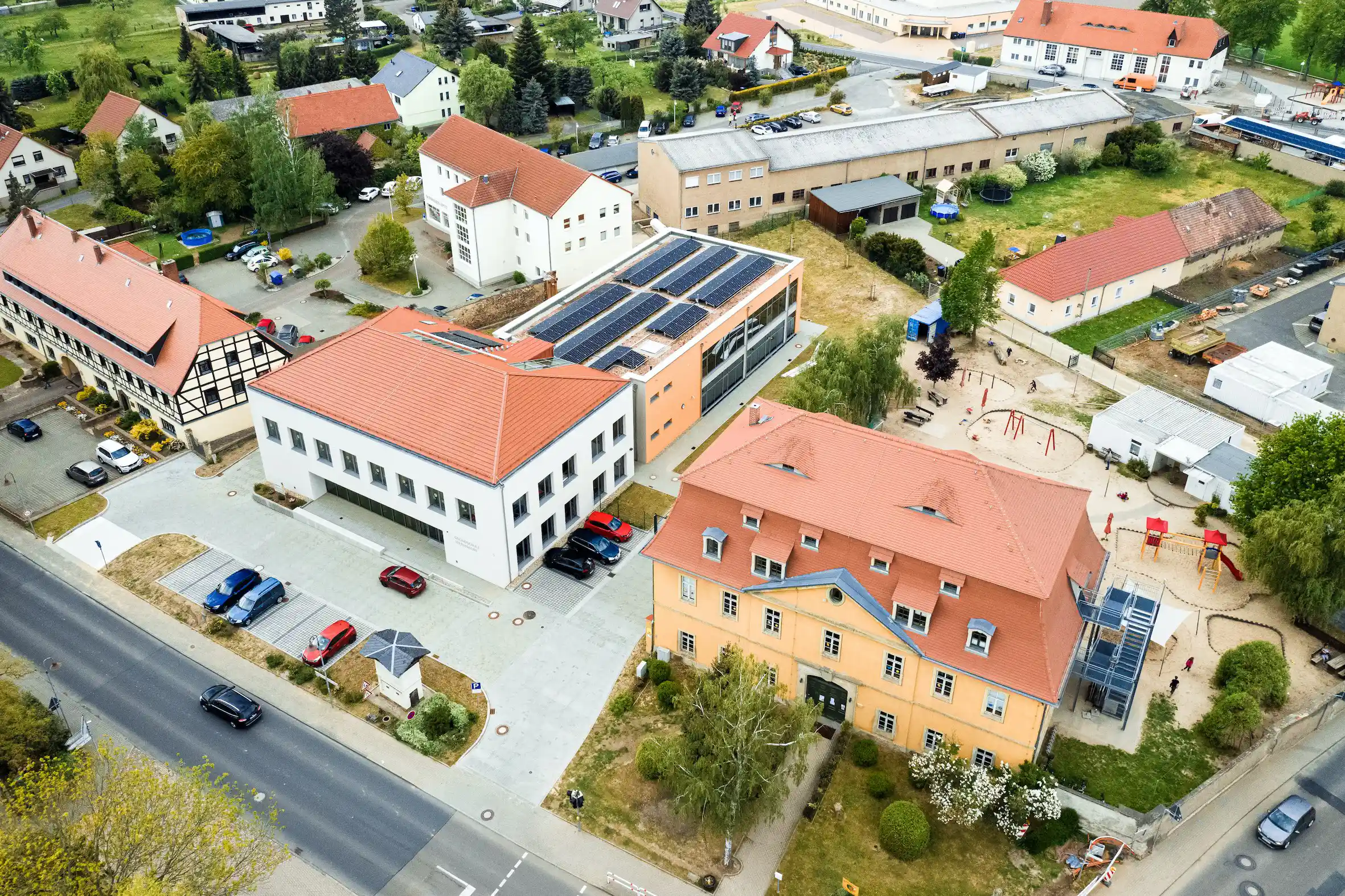 Die Schule in Wermsdorf musste den Nullenergiehaus-Standard erfüllen: So prägen eine besondere Fassade und die Fotovoltaikanlage das Bild. 