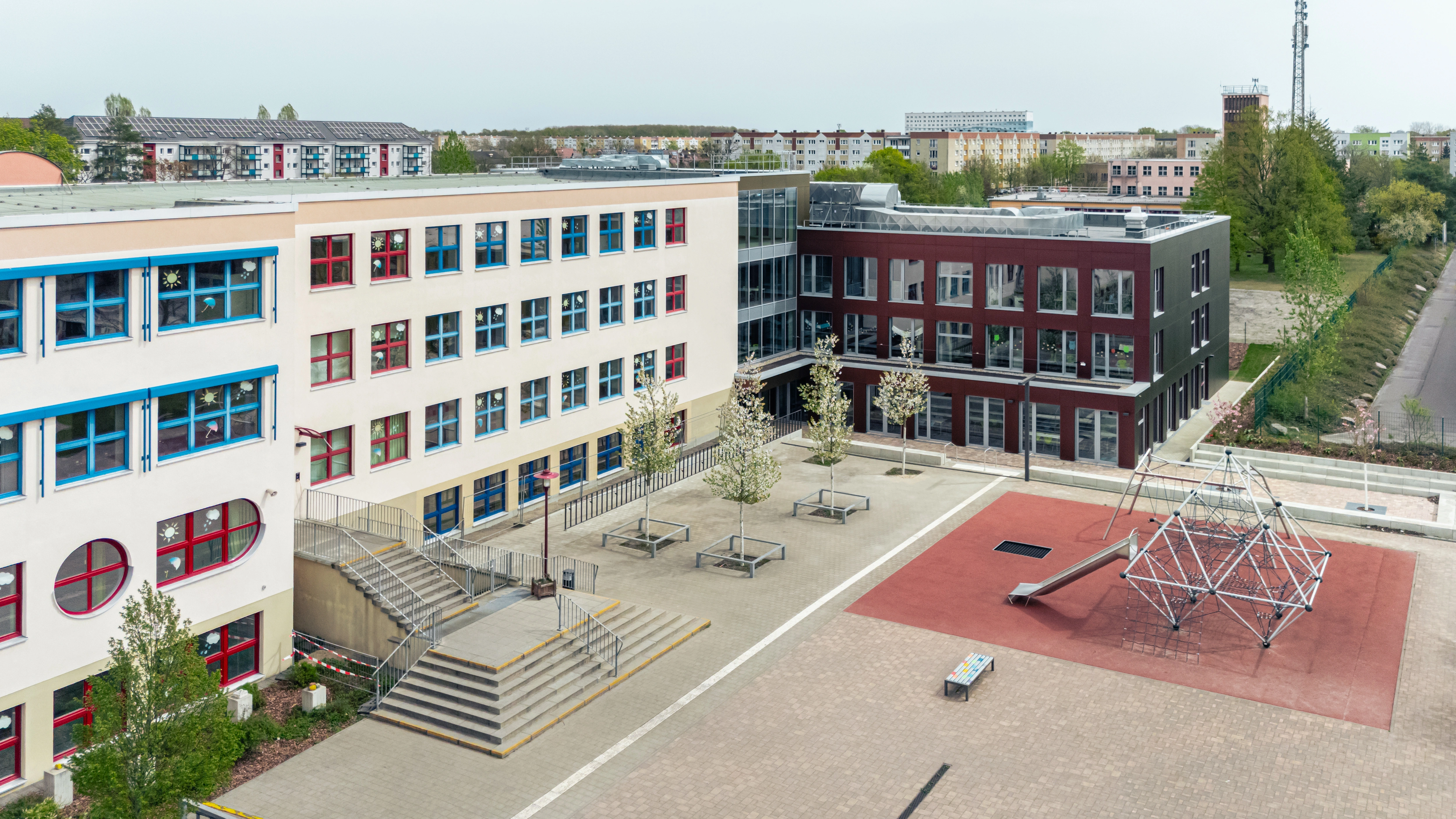 Das Areal der Regenbogen-Grundschule