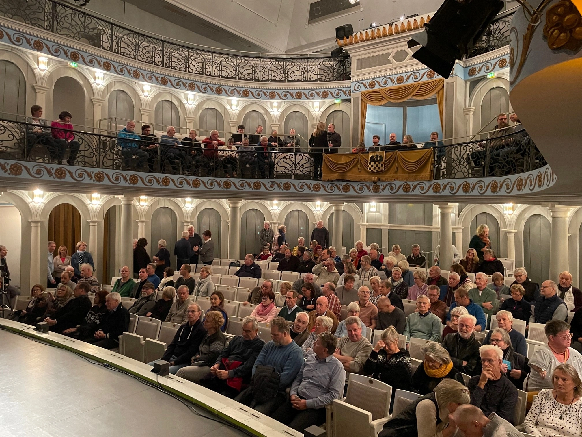 Das Theater füllt sich.