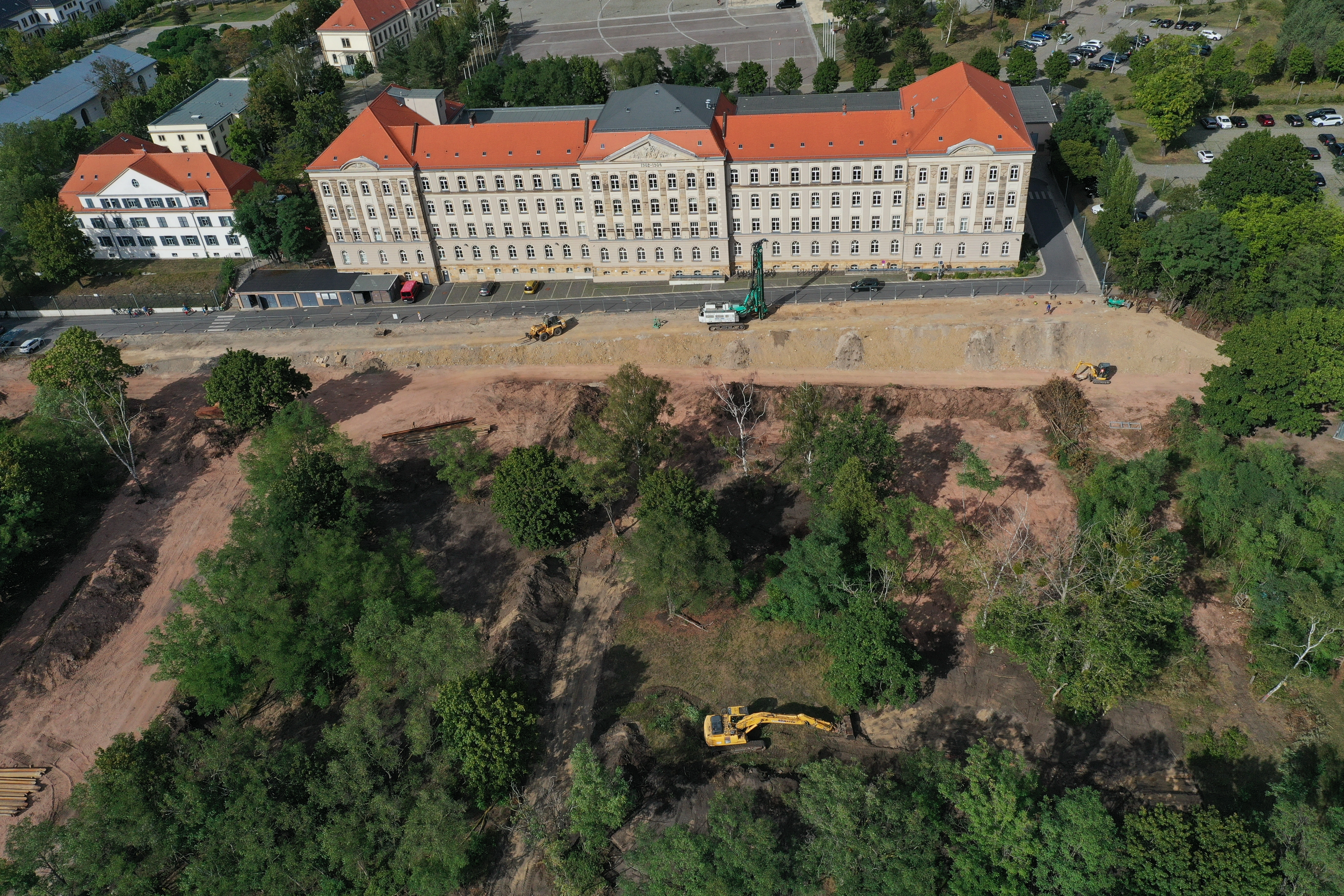Vor dem Baubeginn musste der wild gewachsene Wald gerodet werden.