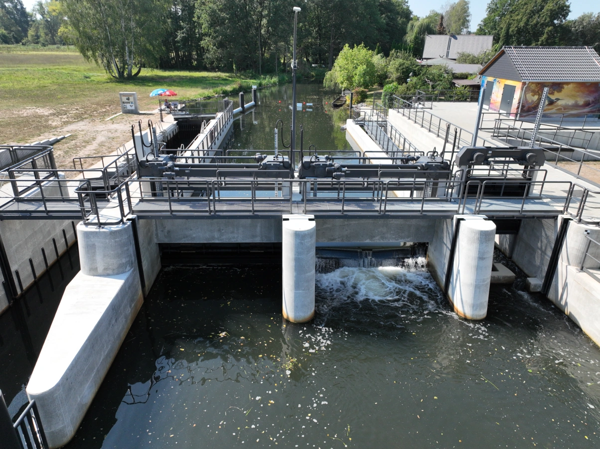 Links die Schleuse, in der Mitte das Wehr, rechts die Fischaufstiegsanlage in Form eines Vertikal-Slot-Fischpasses