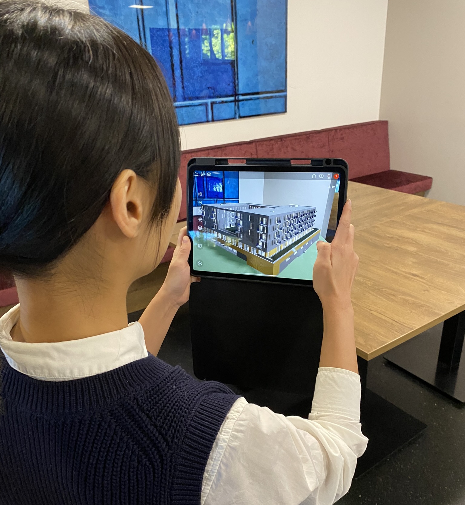 Mit Augmented Reality lässt sich die 3D-Planung des Gebäudekomplexes quasi auf einem Tisch stehend betrachten – inklusive Herumgehen und Reinzoomen