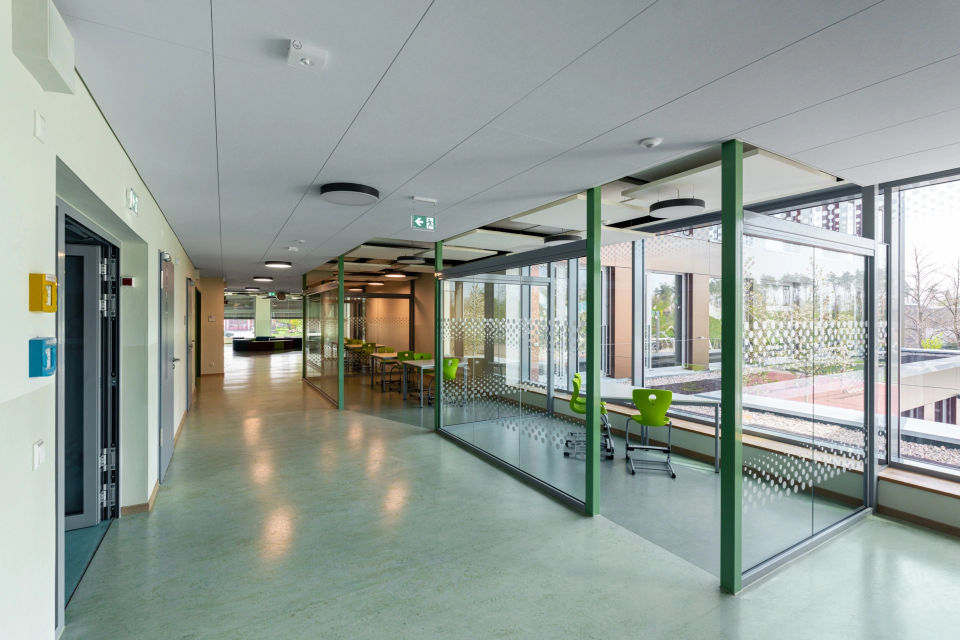 Lernbereiche auf den Fluren, mittels Glaselementen abgetrennt