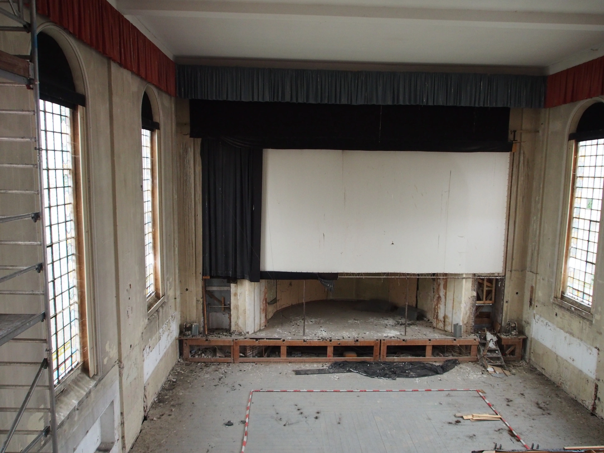 Großer Saal mit Kinoleinwand