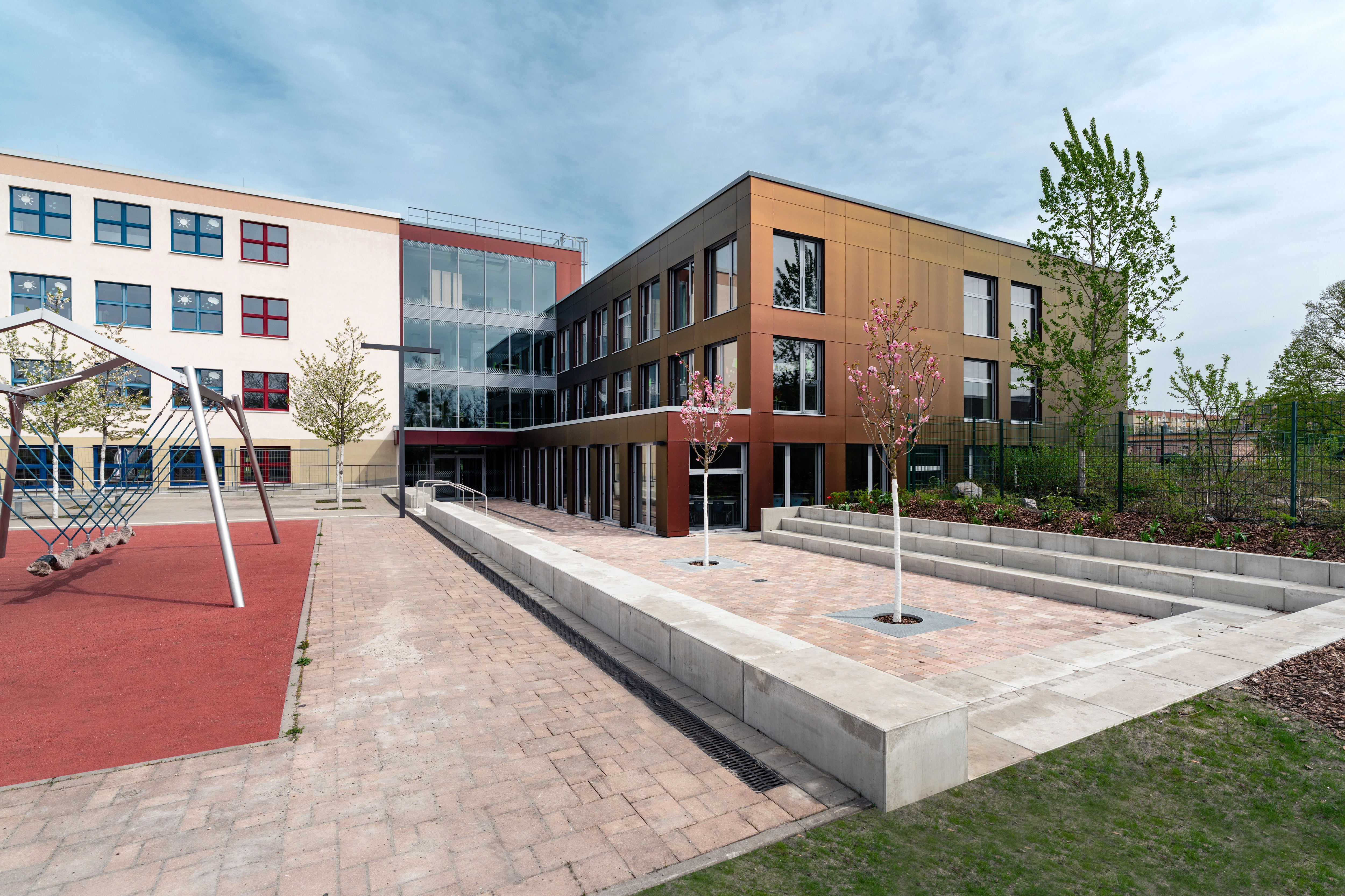 Deutlich unterscheidet sich der neue Anbau vom bestehenden Schulgebäude des Typs "Cottbus 1962".