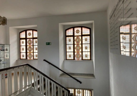 Treppenhaus mit Buntglasfenstern