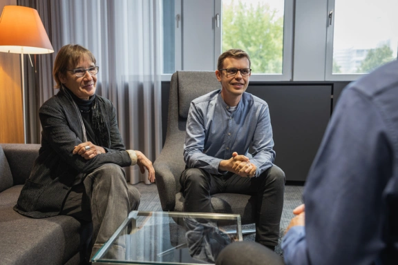 Dr. Kerstin Hartsch und Mischa Sethi im Interview mit Dominik Schilling