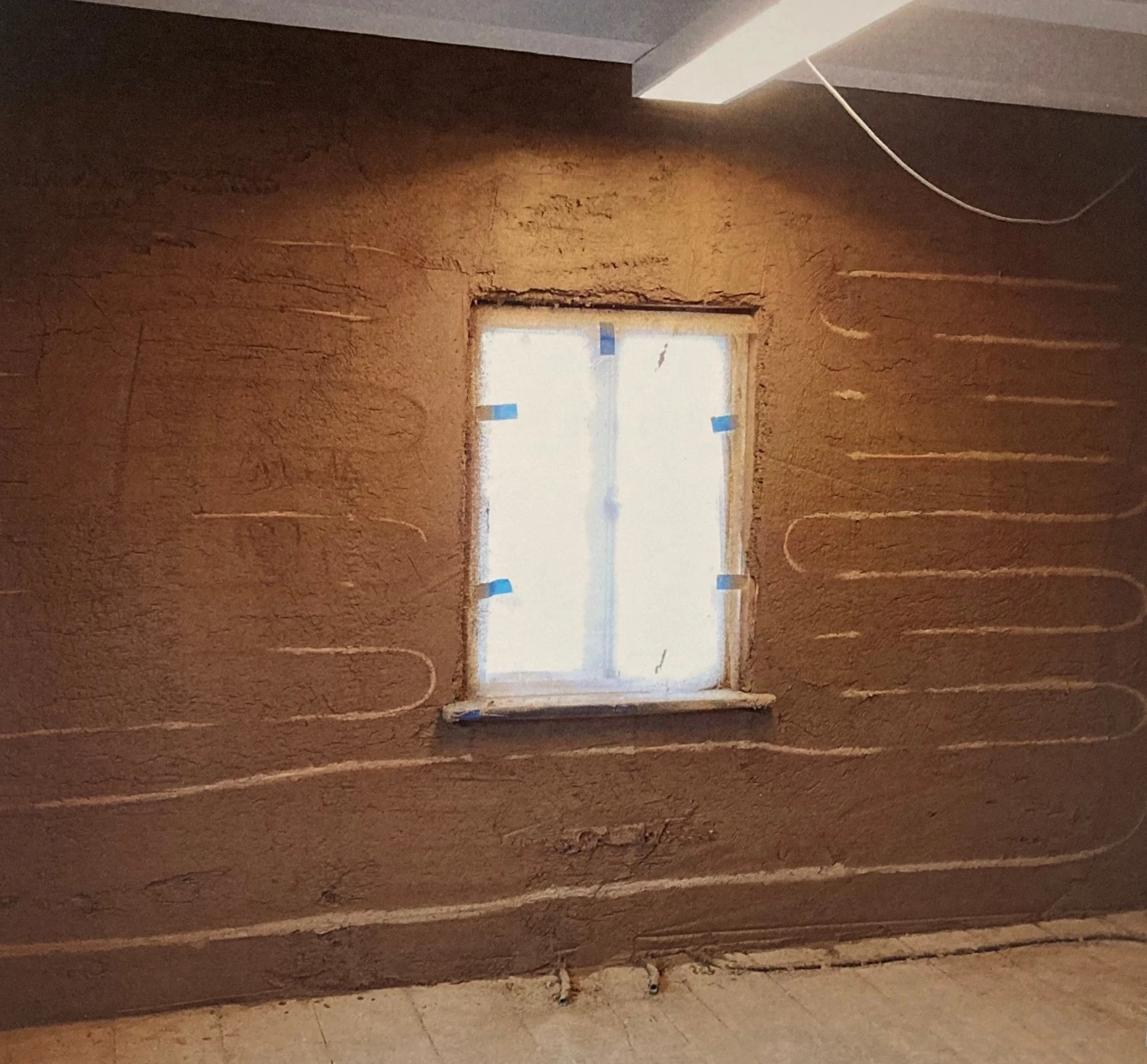 Das Pfarrhaus erhielt eine wasserführende Wandheizung unter Lehmputz, die von einer Gas-Brennwerttherme versorgt wird.