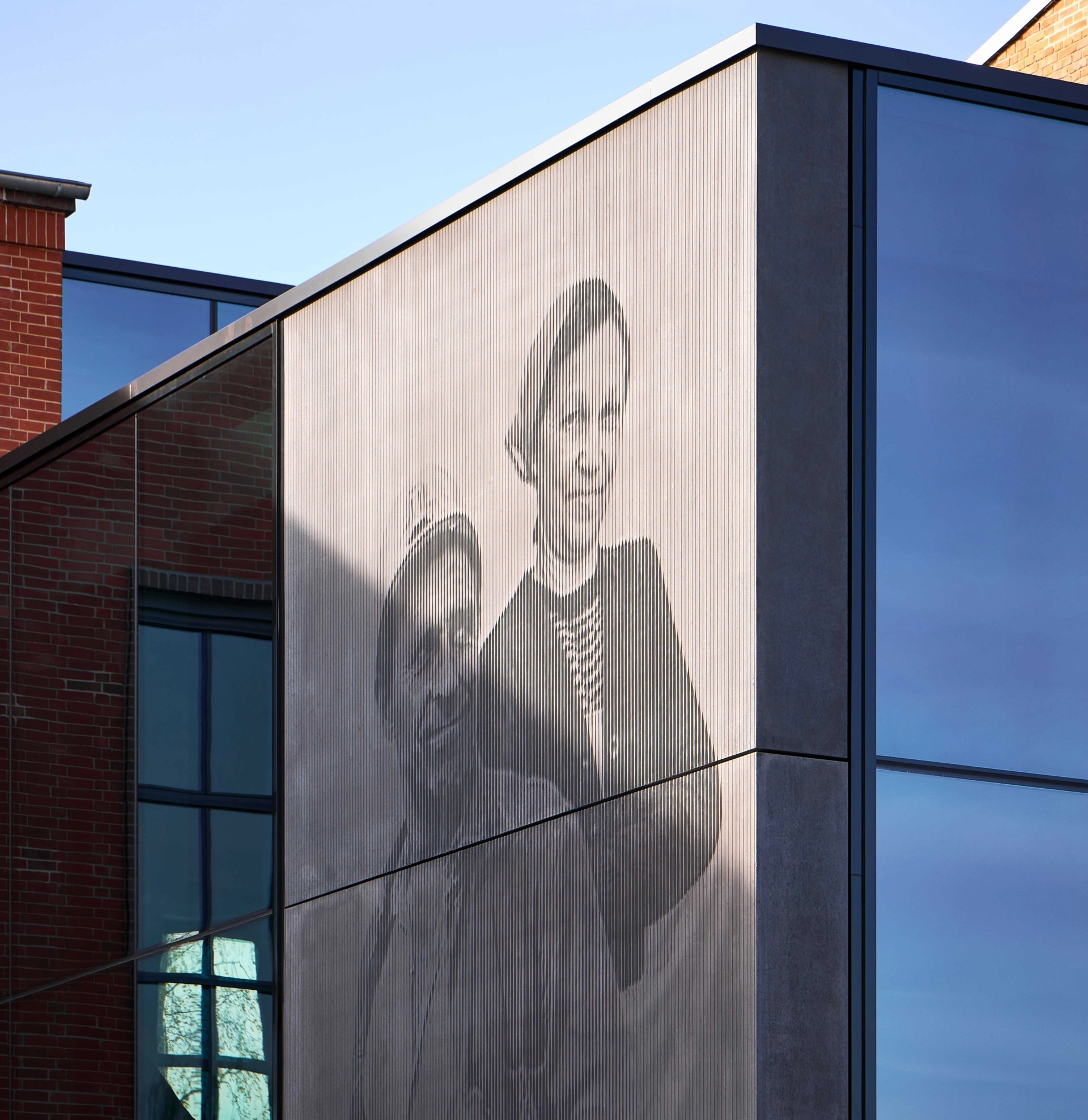 Porträts von zwei Bergbauleuten zieren die Beton-Fassade des Eingangsgebäudes.