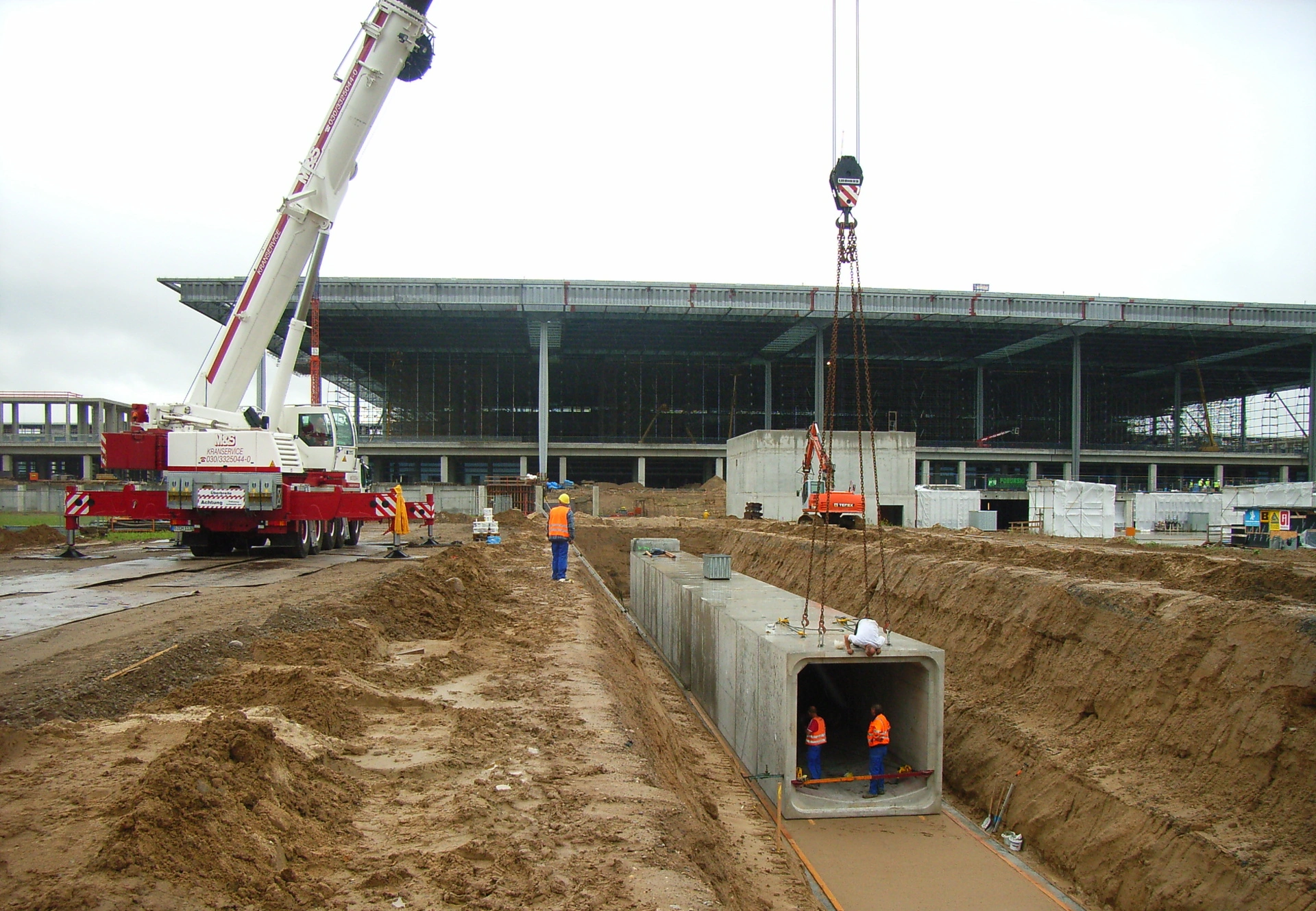 Montage des Regenwassersammlers am Flughafen BER