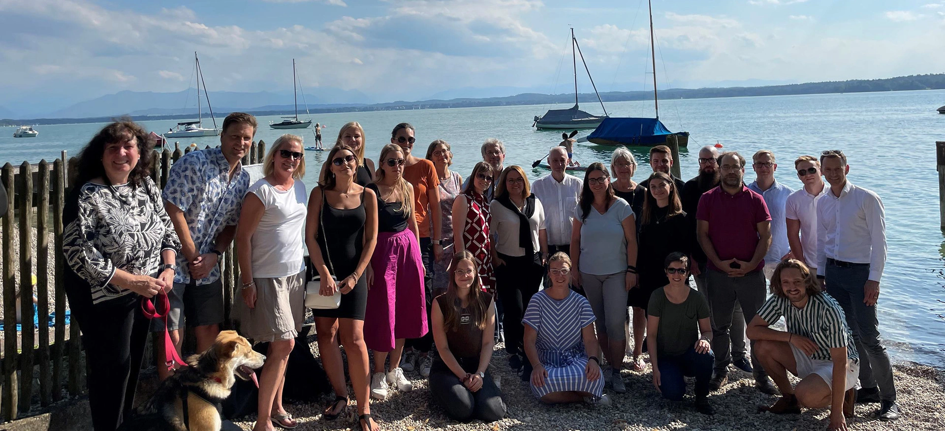 Das Team der G+O Architekten an einem Seeufer