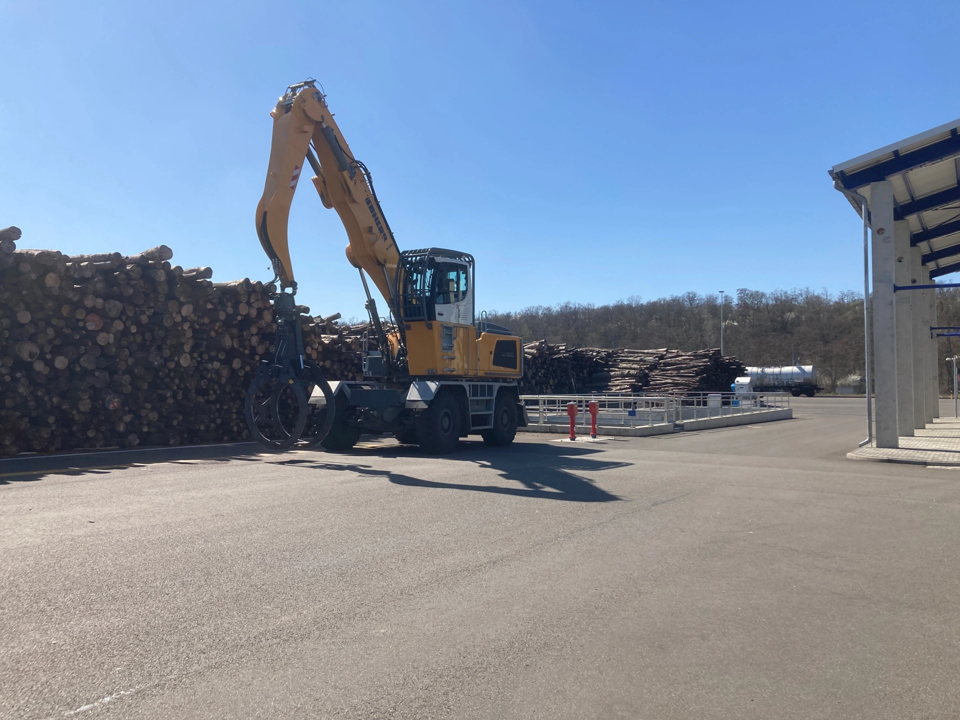 Bagger setzt Material ab