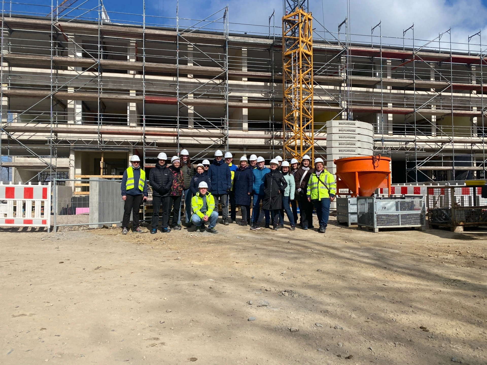 Das Team auf Baustellenexkursion bei der 3. Grundschule Riesa