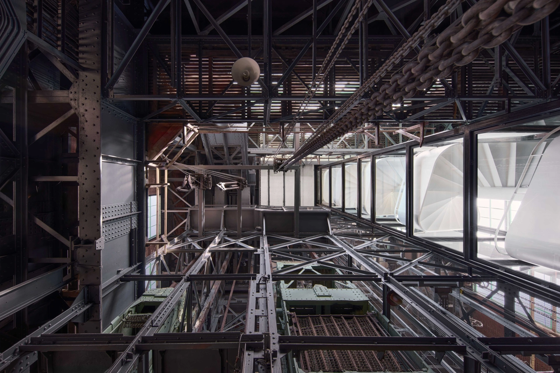 Blick ins Innere des imposanten Förderturms