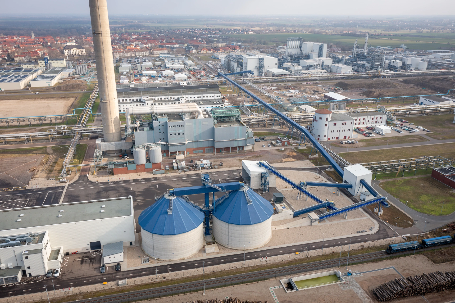 Silos und Förderbrücke