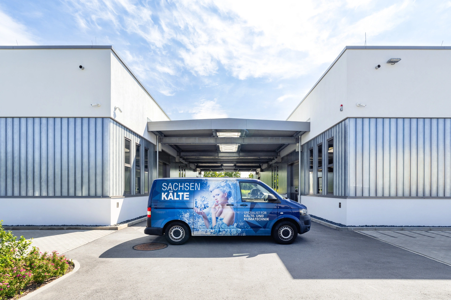 Aus baurechtlichen sowie brandschutztechnischen Gründen wurden Geschossbau und Hallenkörper getrennt.